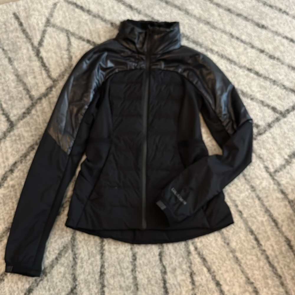 Like new! Fitted size 6 Lululemon lightweight puffer coat.